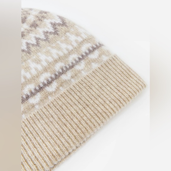 White+Warren cashmere beanie and gloves set neutral combo for Christmas - Picture 4 of 7